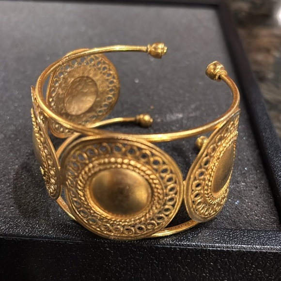 Beautiful Gold Tone Cuff Bracelet Statement piece - Picture 4 of 4